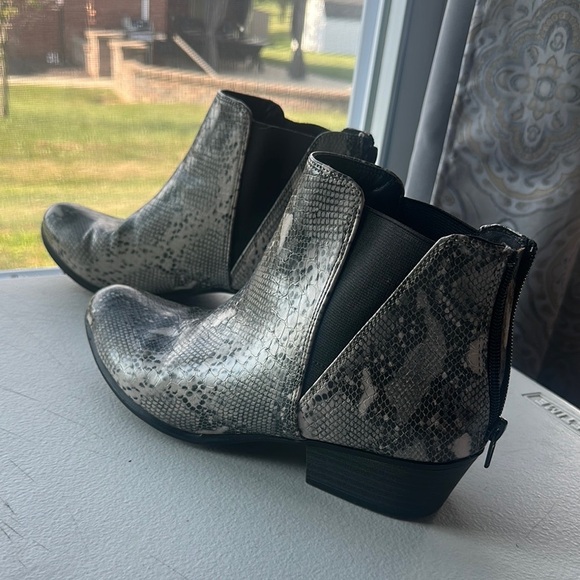 NWOT Esprit Gray Ankle Boots with Shimmery Pattern size 8M - Picture 1 of 5